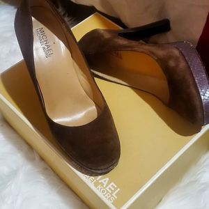Brown suade platform pumps..
